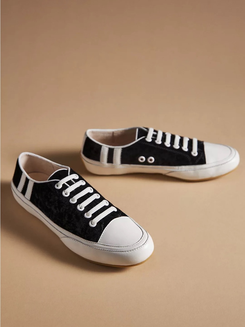 Cecelia New York Rookie Sneakers in Black/white